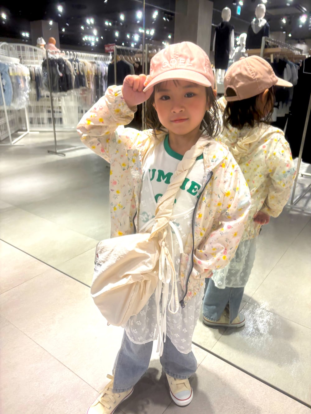 ベージュ系のスニーカー、イエロー系のナイロンジャケット、ホワイト系のTシャツ/カットソーを着用したキッズの春コーディネートの2枚目の写真