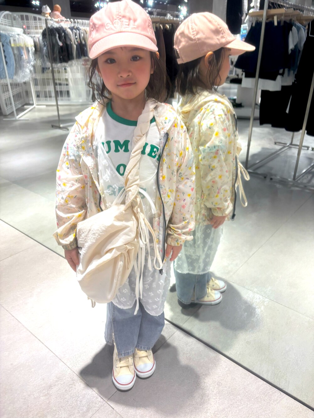 ベージュ系のスニーカー、イエロー系のナイロンジャケット、ホワイト系のTシャツ/カットソーを着用したキッズの春コーディネートの3枚目の写真