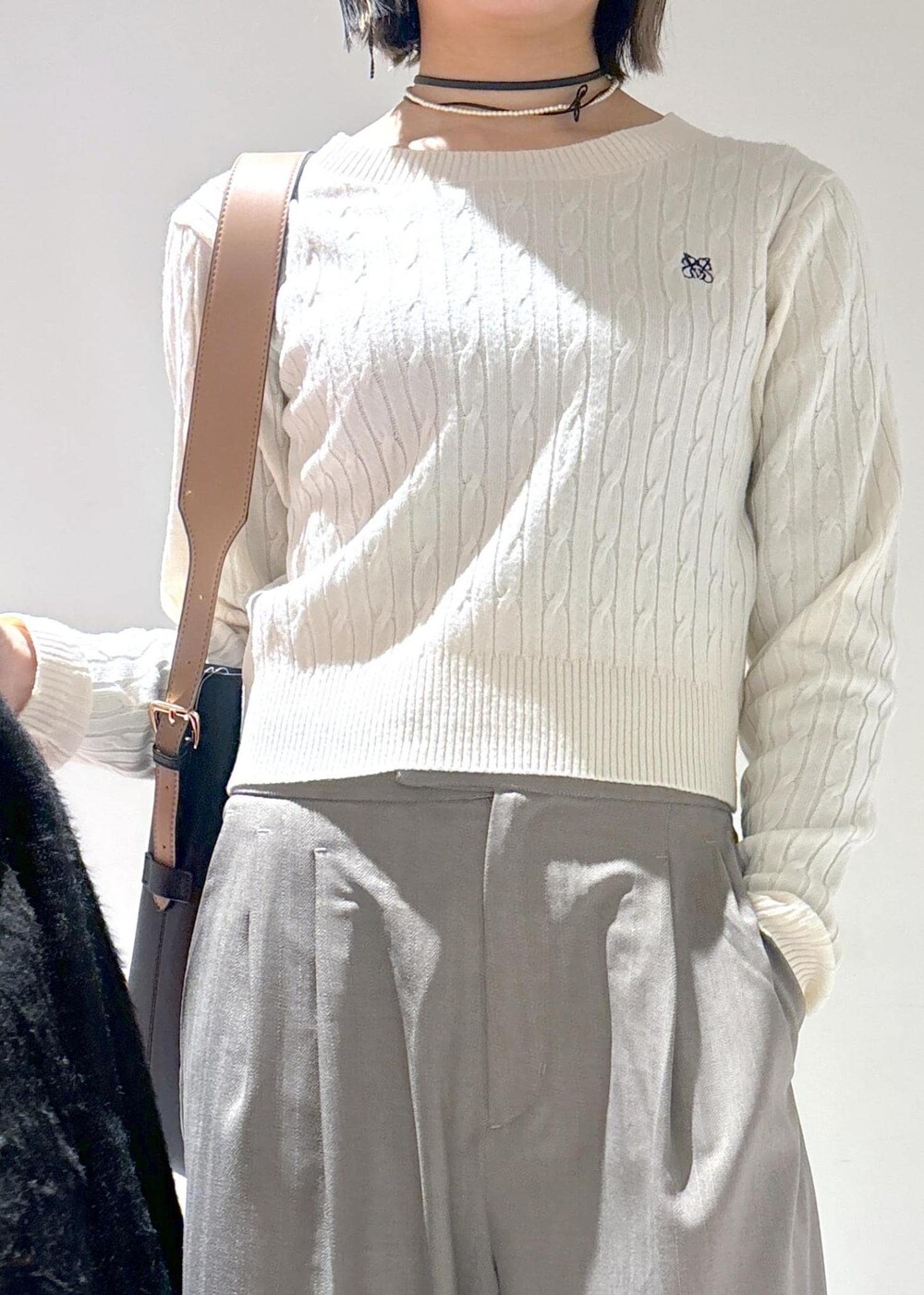ブラック系のパンプス、ブラック系のその他アウター、グレー系のその他パンツを着用したレディースの冬コーディネートの8枚目の写真