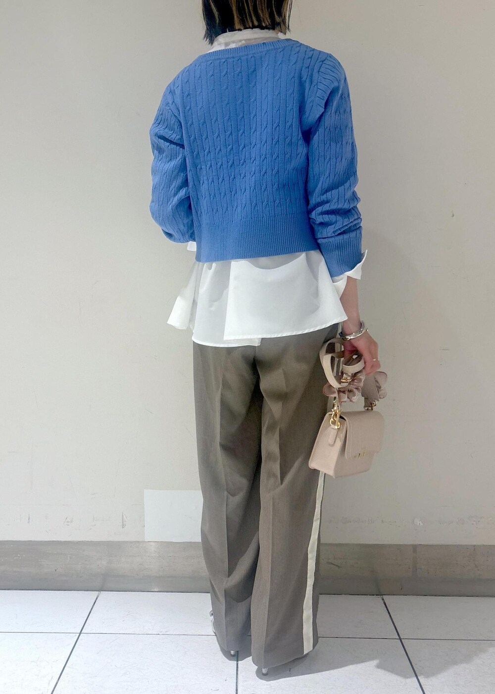 シルバー系のパンプス、ホワイト系のシャツ/ブラウス、グレー系のその他パンツを着用したレディースの冬コーディネートの3枚目の写真