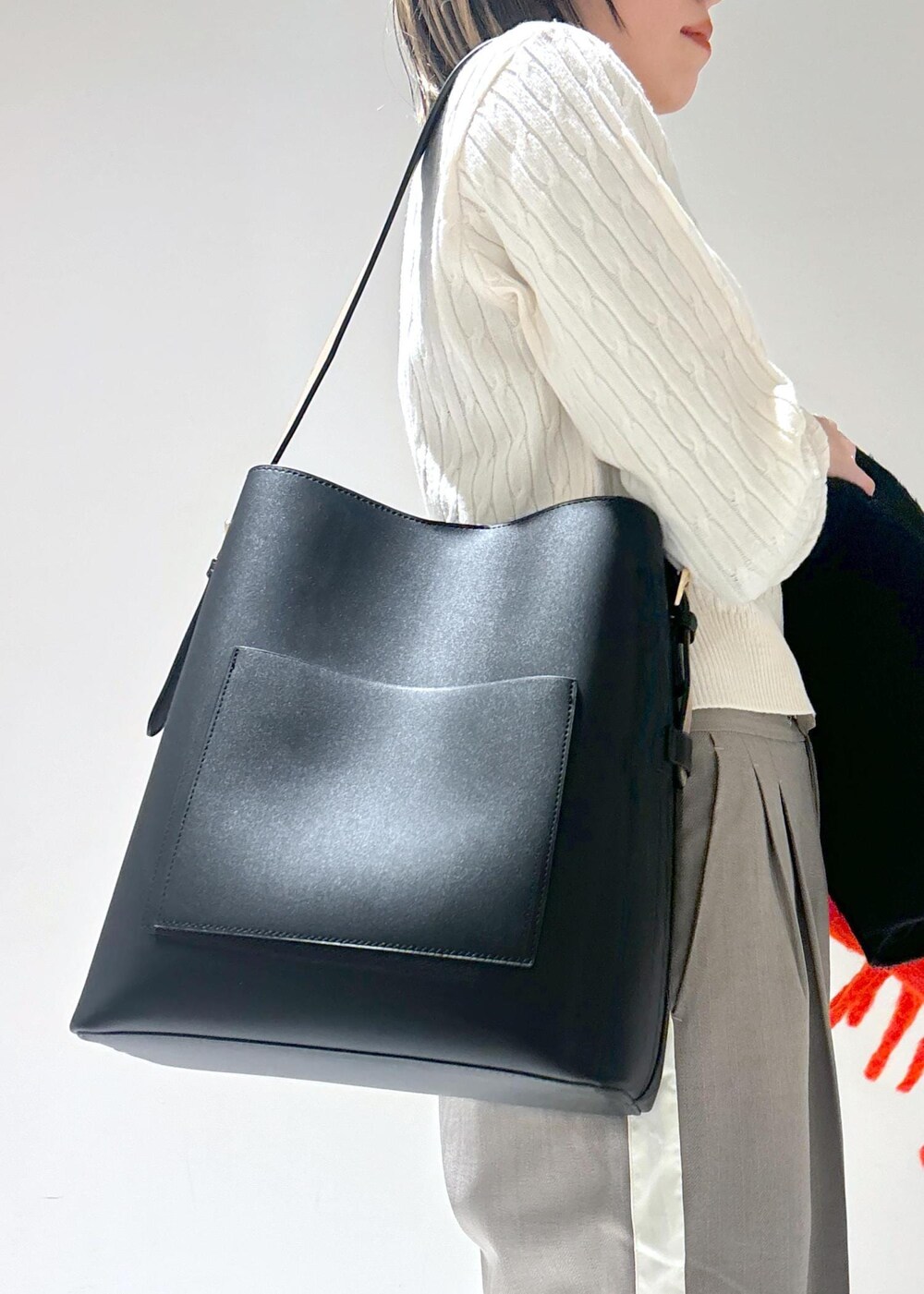 ブラック系のパンプス、ブラック系のその他アウター、グレー系のその他パンツを着用したレディースの冬コーディネートの9枚目の写真