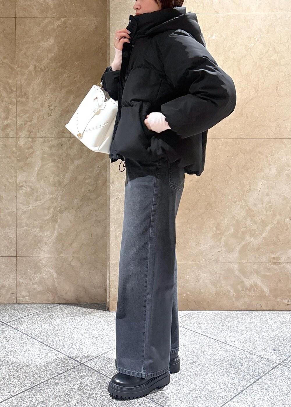 ブラック系のブーツ、ブラック系のダウンジャケット/コート、ピンク系のニット/セーターを着用したレディースの冬コーディネートの4枚目の写真