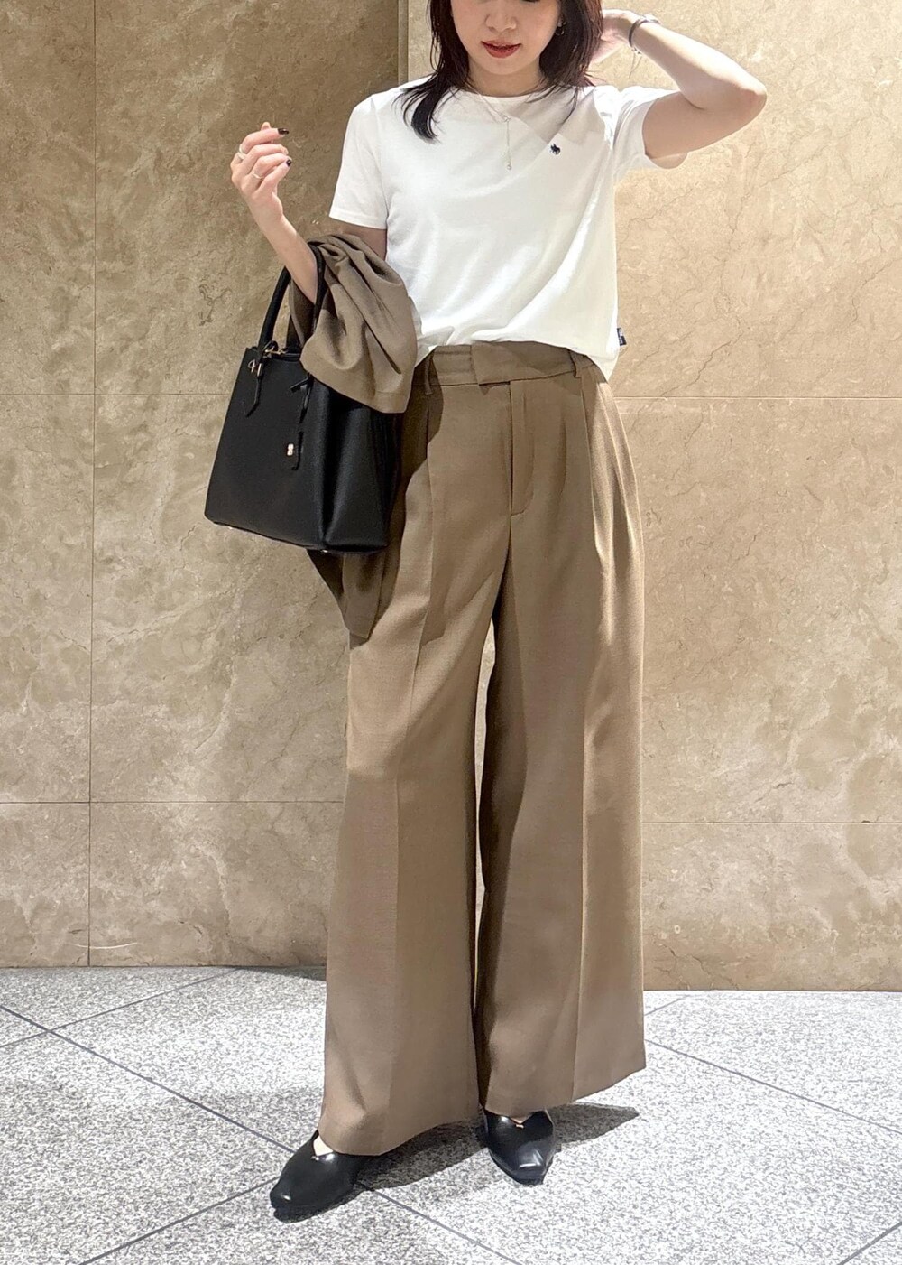 ブラック系のパンプス、ブラック系のトートバッグ、グリーン系のテーラードジャケットを着用したレディースの春コーディネートの9枚目の写真