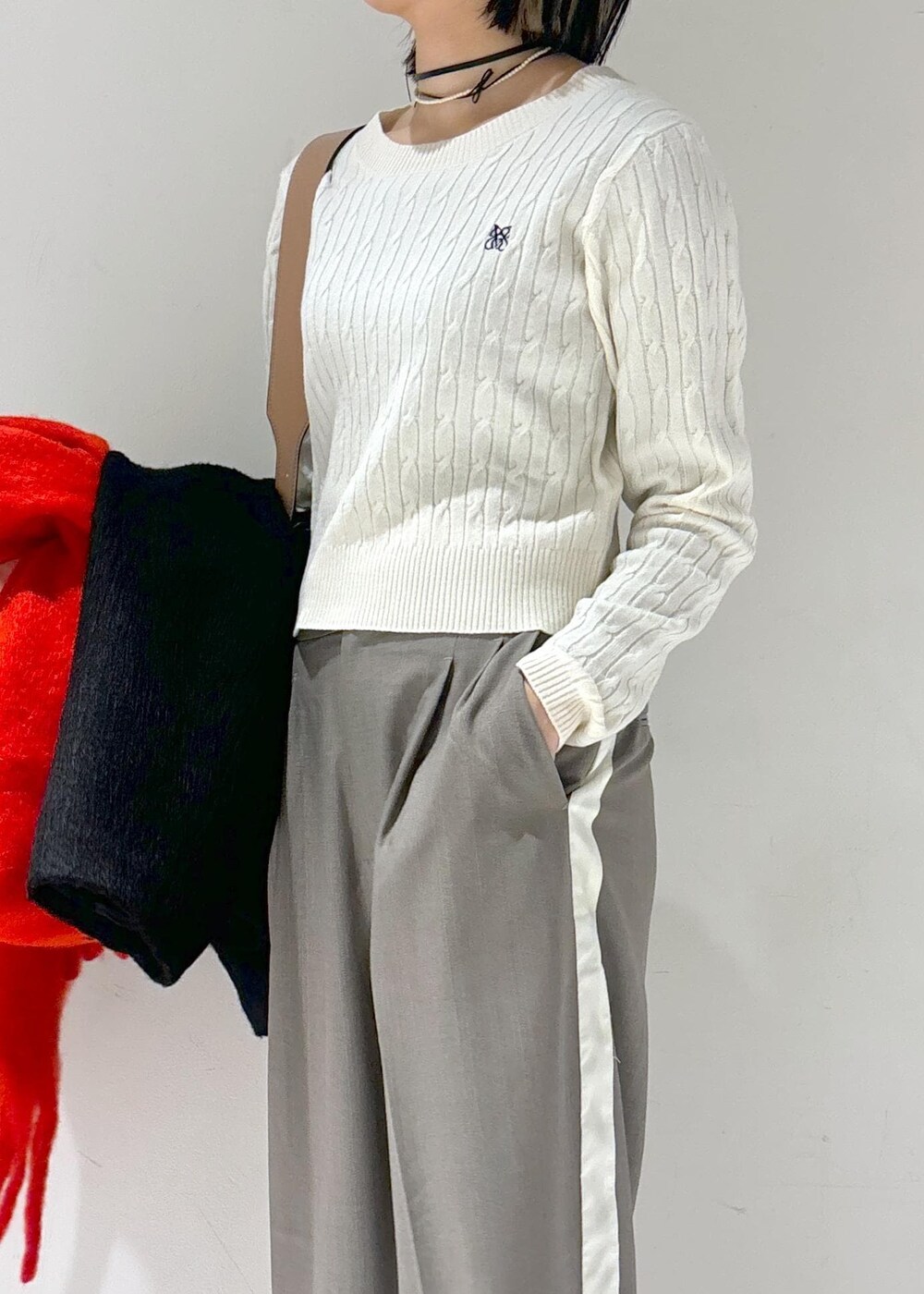 ブラック系のパンプス、ブラック系のその他アウター、グレー系のその他パンツを着用したレディースの冬コーディネートの7枚目の写真