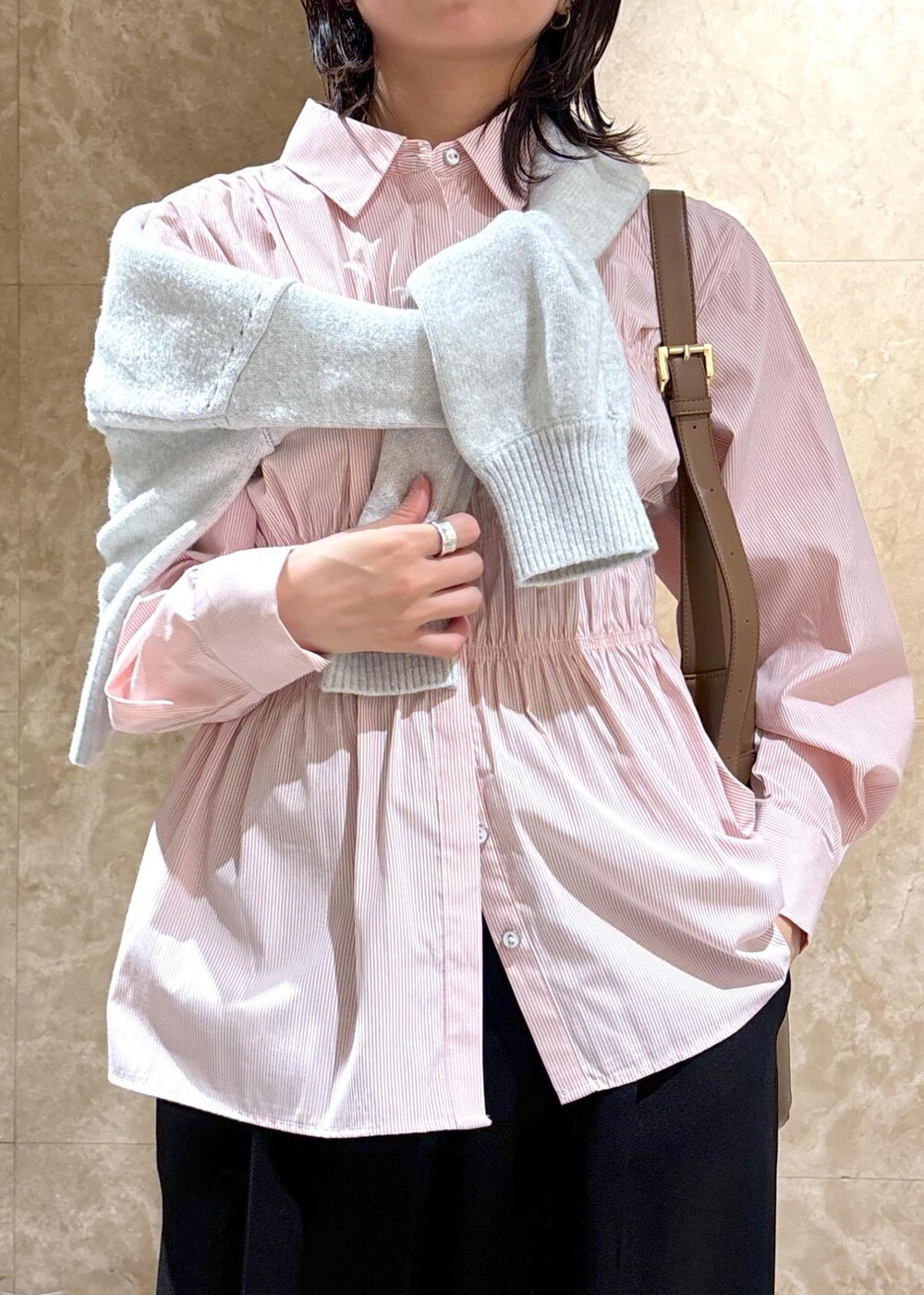 ブラック系のローファー、ピンク系のシャツ/ブラウス、グレー系のカーディガン/ボレロを着用したレディースの秋コーディネートの7枚目の写真