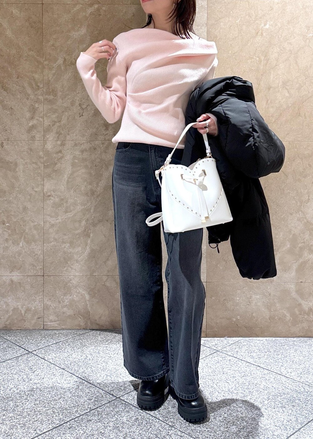 ブラック系のブーツ、ブラック系のダウンジャケット/コート、ピンク系のニット/セーターを着用したレディースの冬コーディネートの7枚目の写真