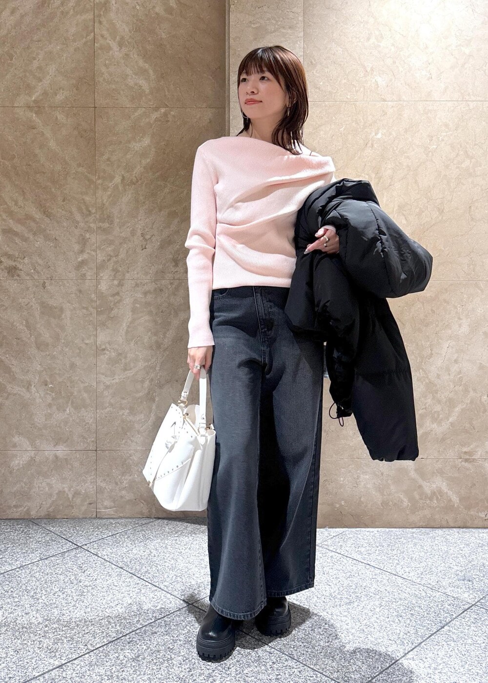 ブラック系のブーツ、ブラック系のダウンジャケット/コート、ピンク系のニット/セーターを着用したレディースの冬コーディネートの6枚目の写真