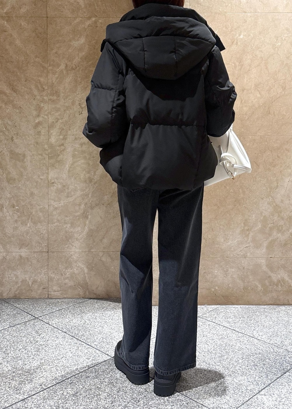 ブラック系のブーツ、ブラック系のダウンジャケット/コート、ピンク系のニット/セーターを着用したレディースの冬コーディネートの5枚目の写真