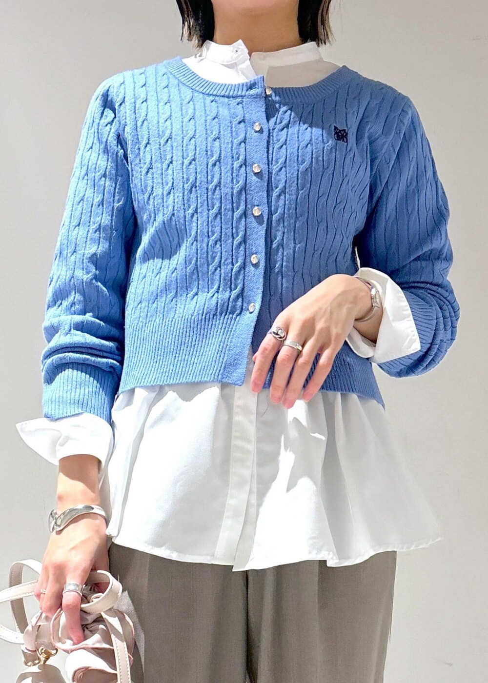 シルバー系のパンプス、ホワイト系のシャツ/ブラウス、グレー系のその他パンツを着用したレディースの冬コーディネートの8枚目の写真