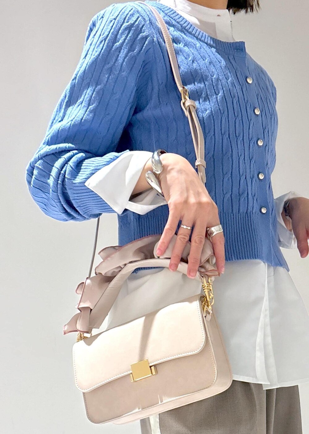 シルバー系のパンプス、ホワイト系のシャツ/ブラウス、グレー系のその他パンツを着用したレディースの冬コーディネートの10枚目の写真