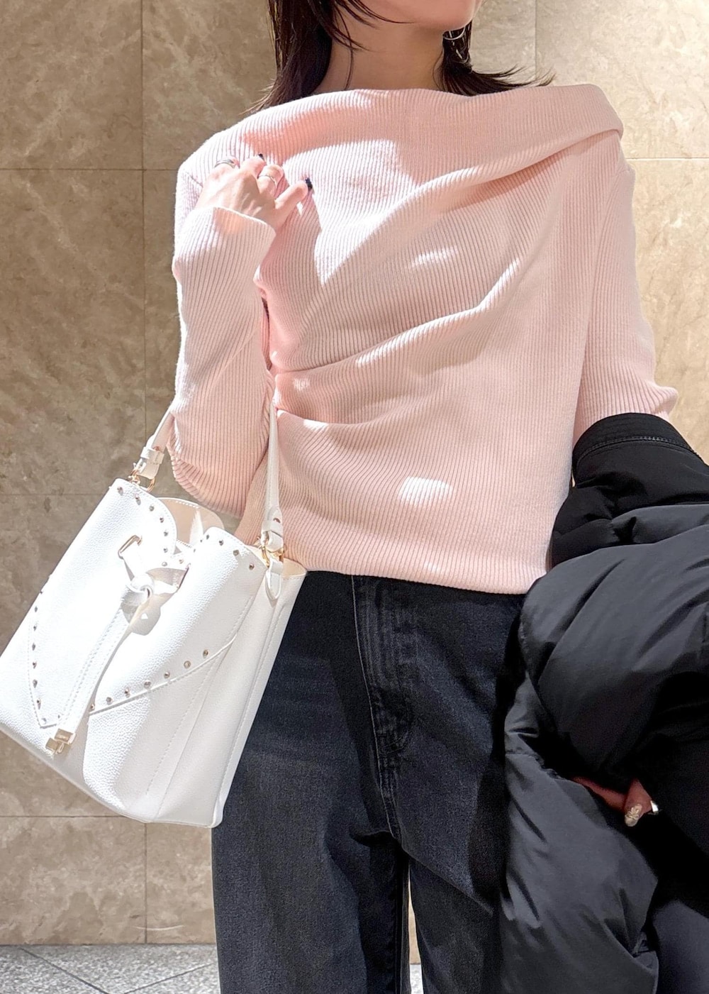 ブラック系のブーツ、ブラック系のダウンジャケット/コート、ピンク系のニット/セーターを着用したレディースの冬コーディネートの10枚目の写真