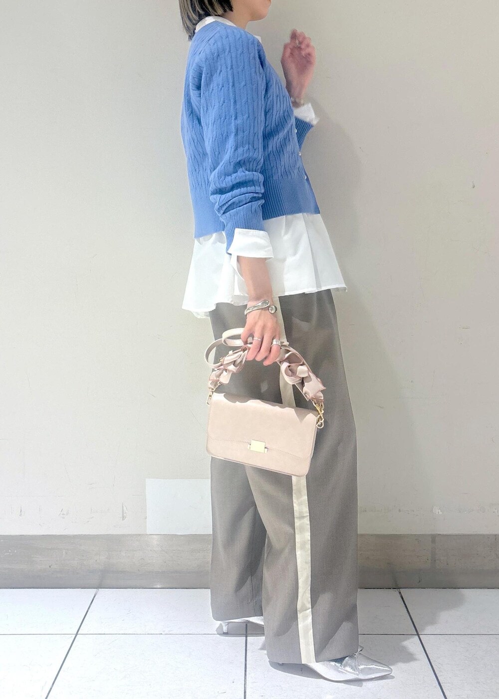 シルバー系のパンプス、ホワイト系のシャツ/ブラウス、グレー系のその他パンツを着用したレディースの冬コーディネートの4枚目の写真