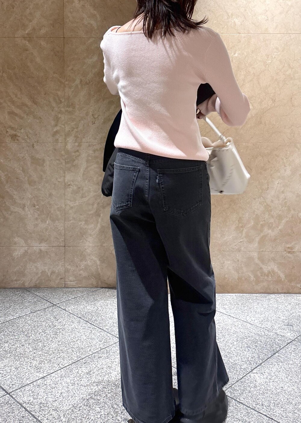 ブラック系のブーツ、ブラック系のダウンジャケット/コート、ピンク系のニット/セーターを着用したレディースの冬コーディネートの9枚目の写真