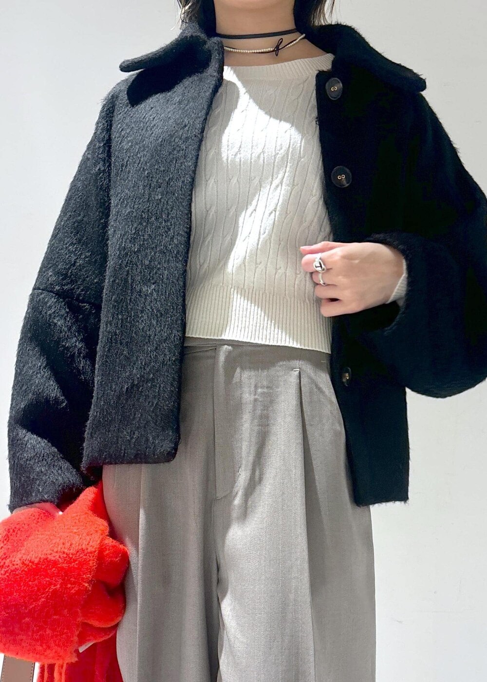 ブラック系のパンプス、ブラック系のその他アウター、グレー系のその他パンツを着用したレディースの冬コーディネートの6枚目の写真