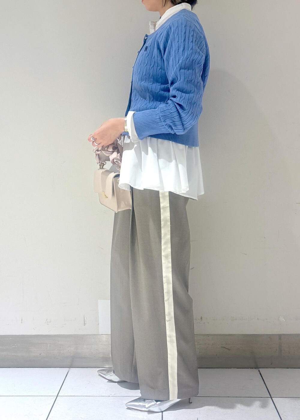 シルバー系のパンプス、ホワイト系のシャツ/ブラウス、グレー系のその他パンツを着用したレディースの冬コーディネートの2枚目の写真