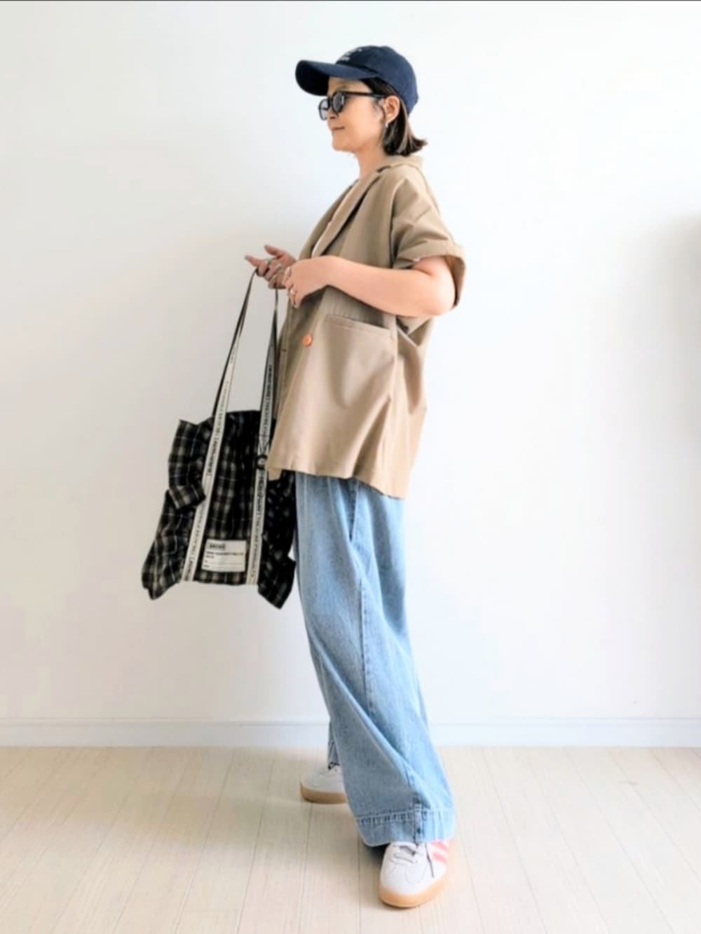 「デニム、スニーカー、チェック、スポーツミックス、ブラウン、秋服準備はじめました、ジャケット、ベージュ、キャミソール、キャップ、シンプルコーデ、韓国ファッション」｜「adidasの『一部WEB限定サイズ』adidas　Exclusive GAZELLE INDOOR（スニーカー、ベージュ系）」を使った、𝕪𝕦𝕚さん（骨格ウェーブ・レディース・155cm）の秋コーディネートの2枚目の写真