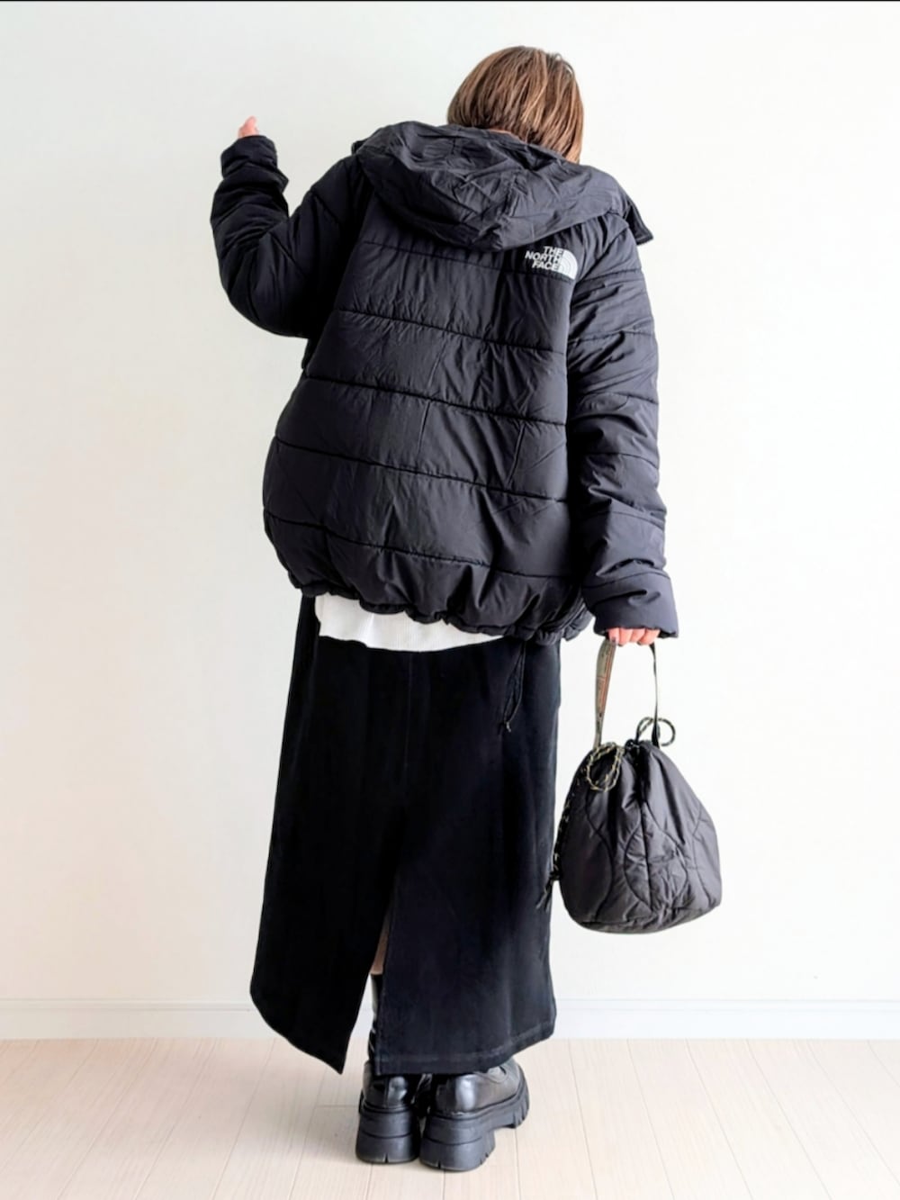 「notch.、notch. by yui、スウェット、スカート、ニット、シンプルコーデ、ブラックコーデ、ワントーンコーデ、モノトーン、ダウンジャケット、ノースフェイス、ブーツ、レイヤードスタイル、真冬のあったかスタイル」|「notch.のフォトプリントプルオーバーニット(ニット/セーター、グレー系)」を使った、𝕪𝕦𝕚さん(レディース・155cm)の冬コーディネートの3枚目の写真