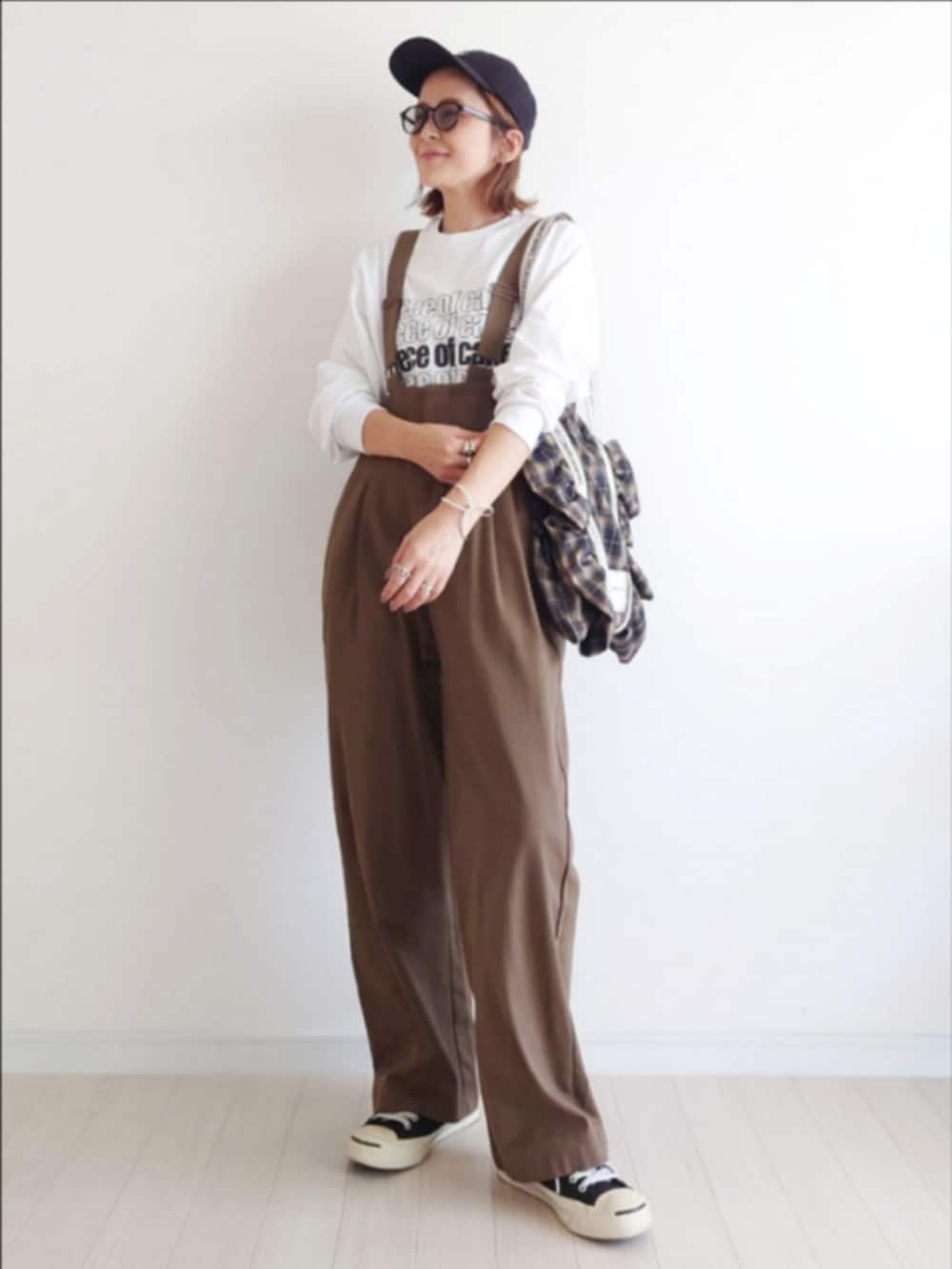 「CORNERS by yui、corners、サロペット、オーバーオール、秋コーデ、チェック、ブラウン、スニーカー、ワントーンコーデ、アウトドアスタイル、低身長、サングラス、キャップ、プチプラ、トートバッグ」|「CORNERSのu.e.made*×CORNERS ハイウエストツイルサロペット(サロペット/オーバーオール、ブラウン系)」を使った、𝕪𝕦𝕚さん(レディース・155cm)の秋コーディネートの2枚目の写真