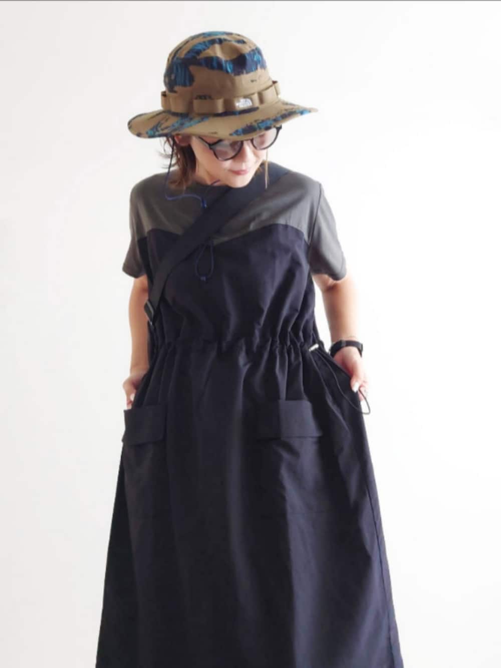 グレー系のワンピース、ブラック系のサンダル、ブラック系のボディバッグ/ウエストポーチを着用したレディースの夏コーディネートの5枚目の写真