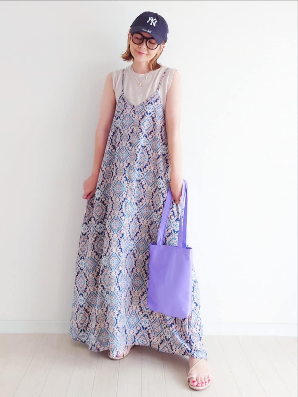 ブルー系のワンピース、パープル系のトートバッグ、ベージュ系のタンクトップを着用したレディースの夏コーディネートの2枚目の写真