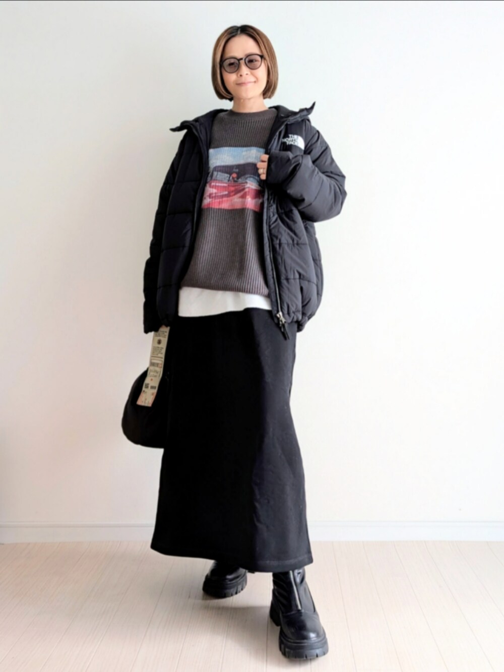 「notch.、notch. by yui、スウェット、スカート、ニット、シンプルコーデ、ブラックコーデ、ワントーンコーデ、モノトーン、ダウンジャケット、ノースフェイス、ブーツ、レイヤードスタイル、真冬のあったかスタイル」|「notch.のフォトプリントプルオーバーニット(ニット/セーター、グレー系)」を使った、𝕪𝕦𝕚さん(レディース・155cm)の冬コーディネートの4枚目の写真