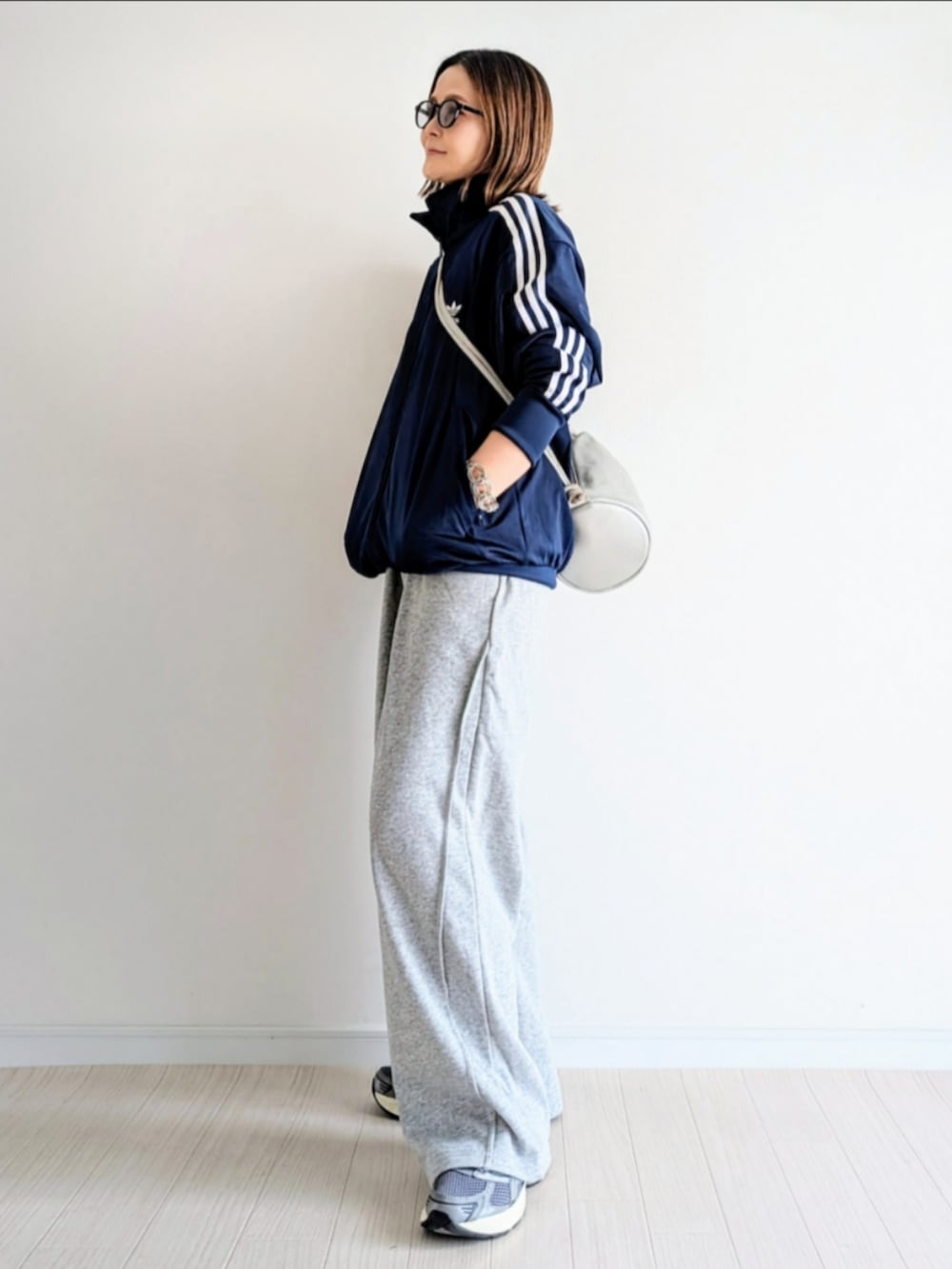 ブルー系のジャージ、グレー系のスウェットパンツ、シルバー系のショルダーバッグを着用したレディースの春コーディネートの5枚目の写真