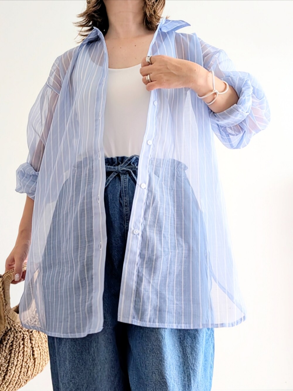 ホワイト系のサンダル、イエロー系のかごバッグ、ブルー系のシャツ/ブラウスを着用したレディースの春コーディネートの5枚目の写真