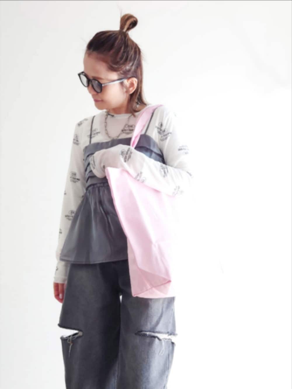 ホワイト系のTシャツ/カットソー、グレー系のキャミソール、ブラック系のデニムパンツを着用したレディースの春コーディネートの5枚目の写真