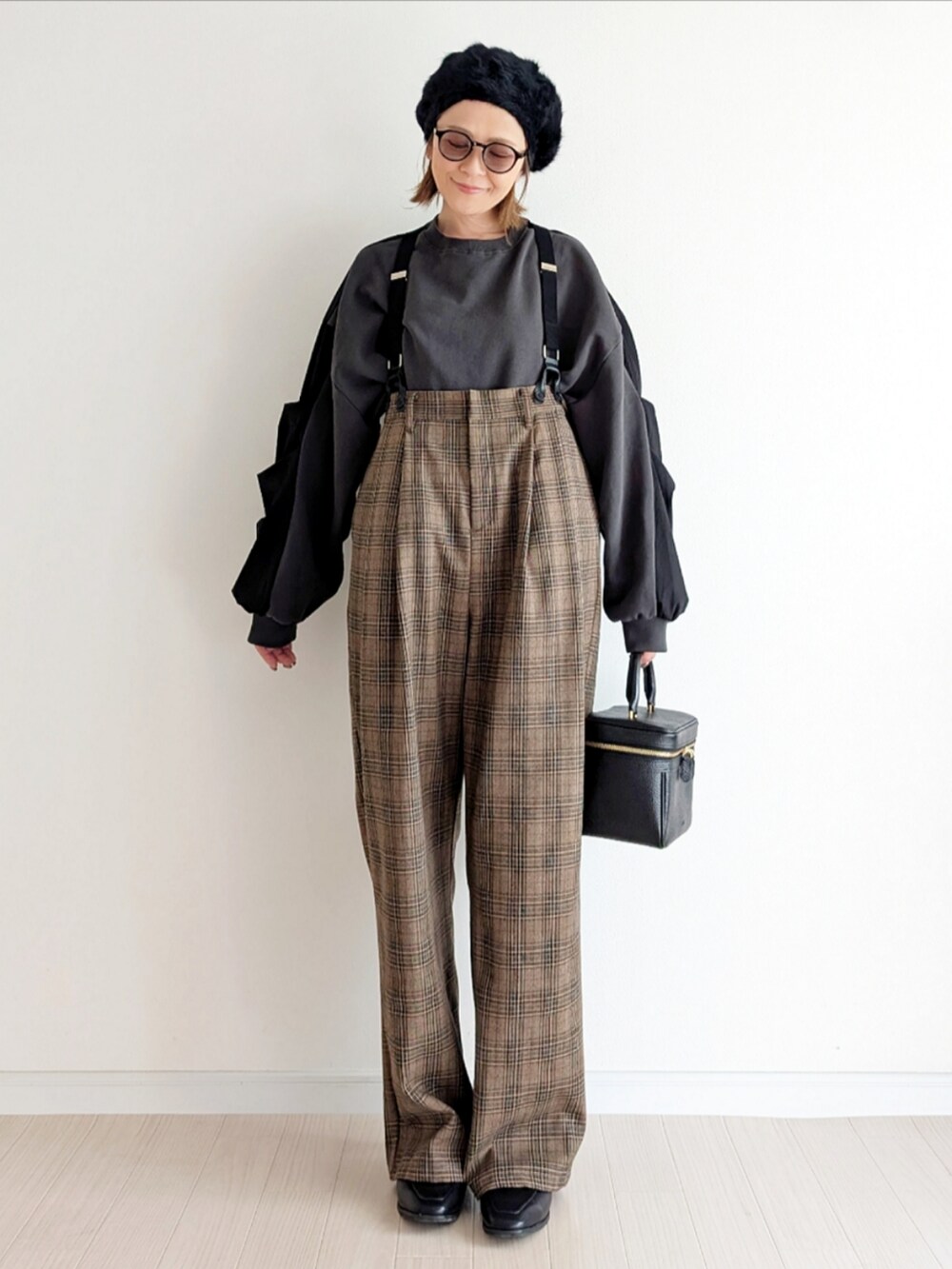 ブラウン系のサロペット/オーバーオール、ブラック系のスウェット、ブラック系のローファーを着用したレディースの秋コーディネートの4枚目の写真