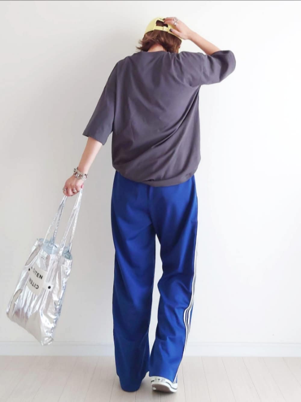 ブルー系のスウェットパンツ、グレー系のTシャツ/カットソー、グレー系のスニーカーを着用したレディースの夏コーディネートの5枚目の写真