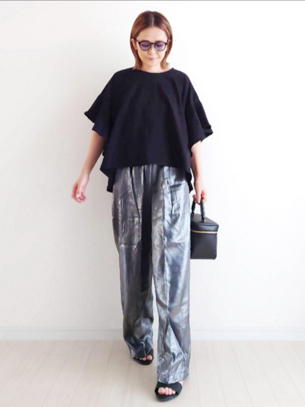 ブラック系のTシャツ/カットソー、ブラック系のその他パンツ、ブラック系のサンダルを着用したレディースの春コーディネートの2枚目の写真