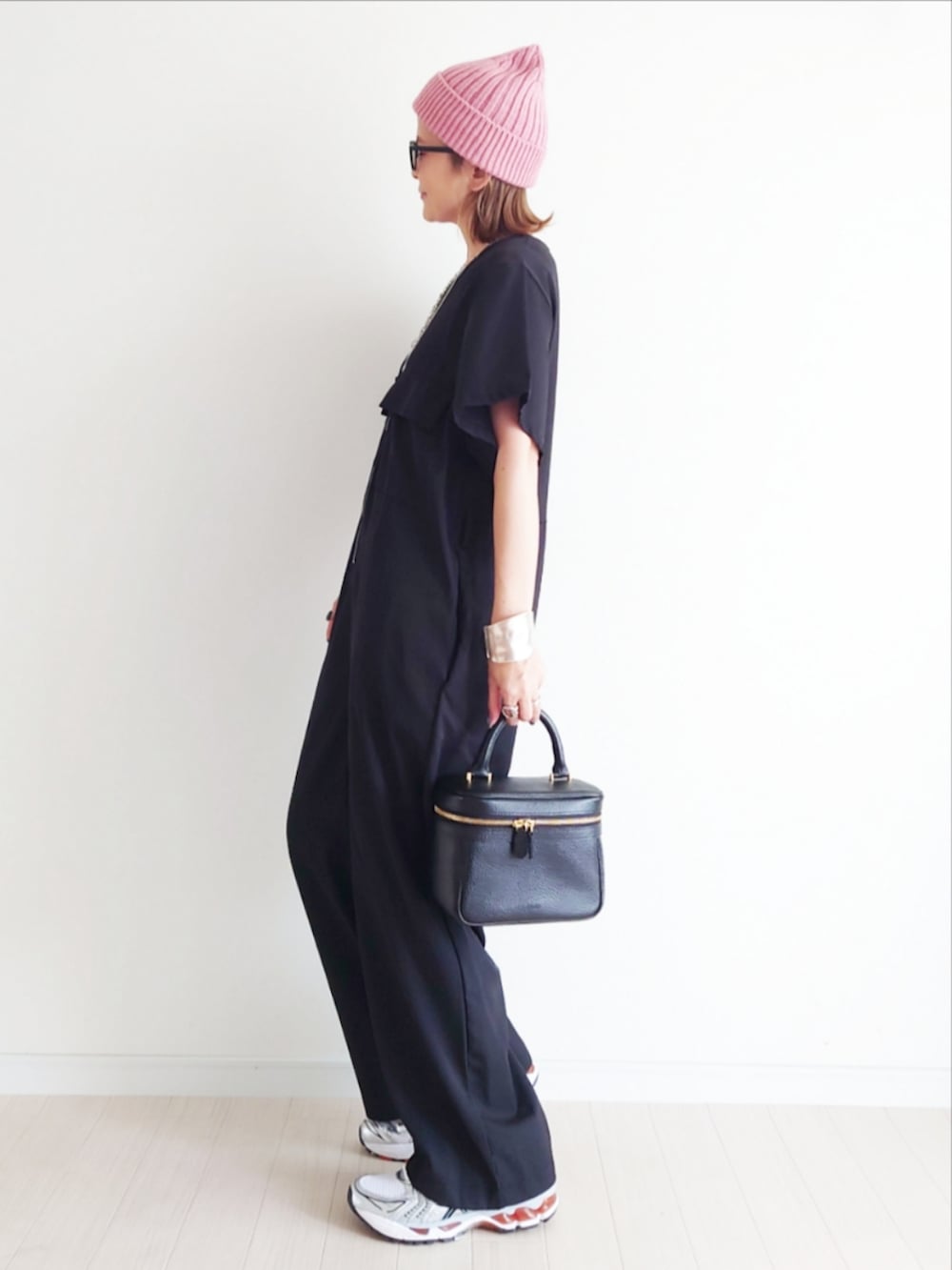 ブラック系のつなぎ/オールインワン、ホワイト系のスニーカー、ピンク系のニットキャップ/ビーニーを着用したレディースの夏コーディネートの4枚目の写真