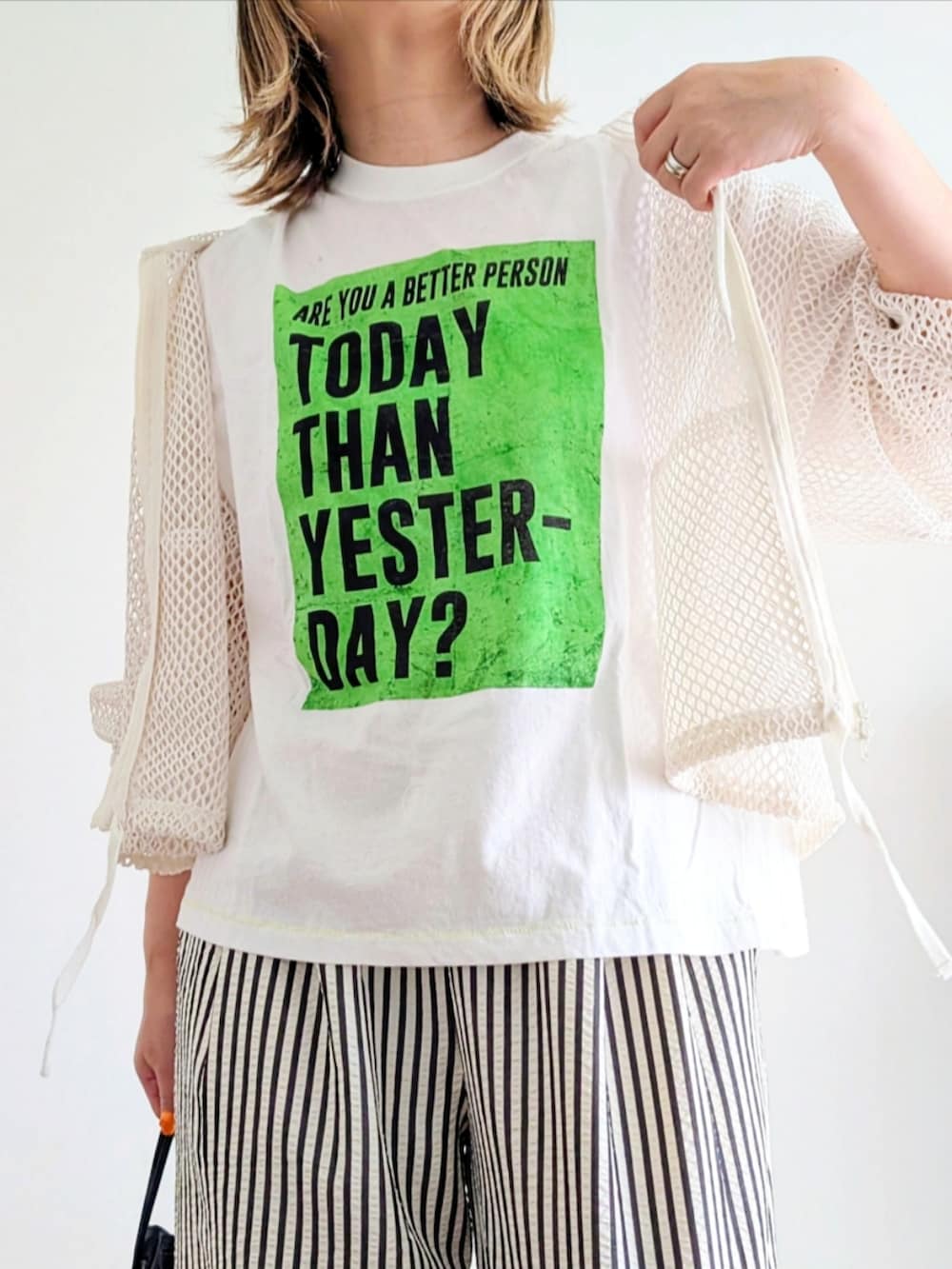 ブラック系のその他パンツ、ホワイト系のパーカー、ホワイト系のTシャツ/カットソーを着用したレディースの夏コーディネートの5枚目の写真