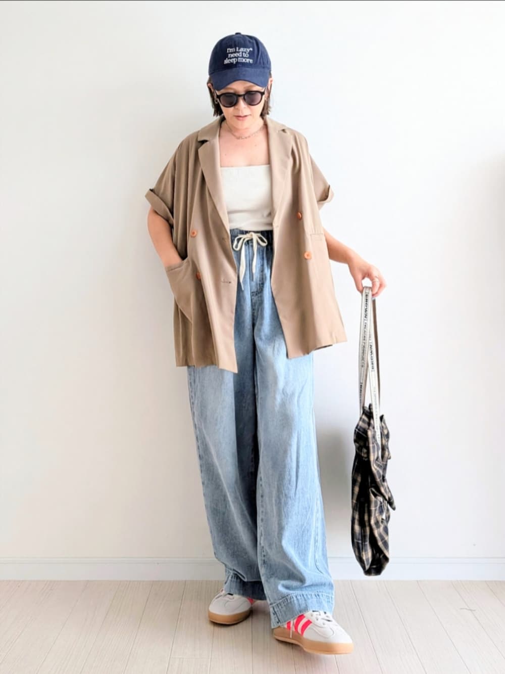 「デニム、スニーカー、チェック、スポーツミックス、ブラウン、秋服準備はじめました、ジャケット、ベージュ、キャミソール、キャップ、シンプルコーデ、韓国ファッション」｜「adidasの『一部WEB限定サイズ』adidas　Exclusive GAZELLE INDOOR（スニーカー、ベージュ系）」を使った、𝕪𝕦𝕚さん（骨格ウェーブ・レディース・155cm）の秋コーディネートの4枚目の写真