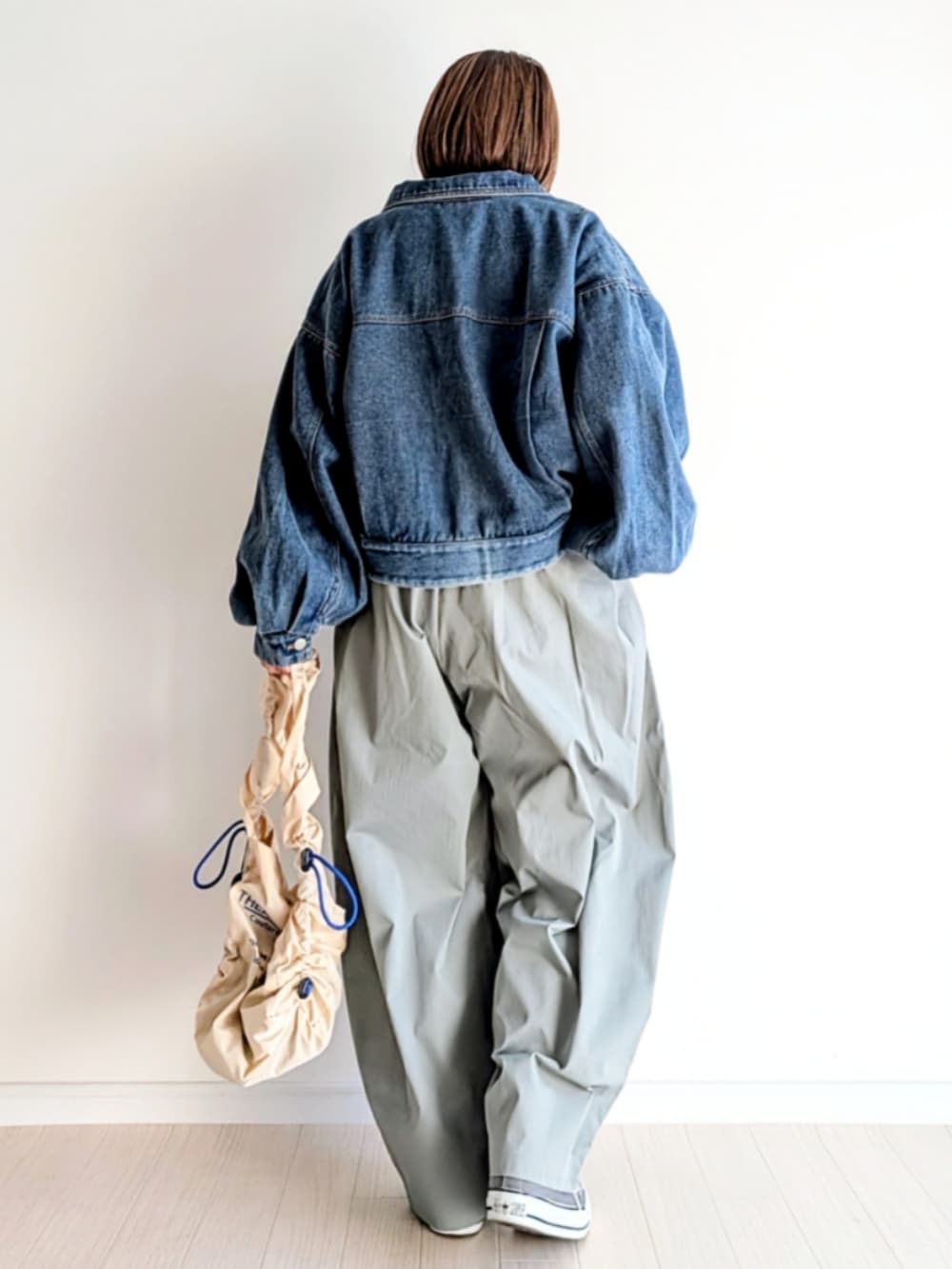 「notch.、notch. by yui、タックパンツ、パンツスタイル、ワイドパンツ、デニムジャケット、Gジャン、スニーカー、春コーデ、カラーコーデ、春カラー、ミントグリーン、カーキ、ロンT」｜𝕪𝕦𝕚さん（レディース・155cm）の冬コーディネートの4枚目の写真