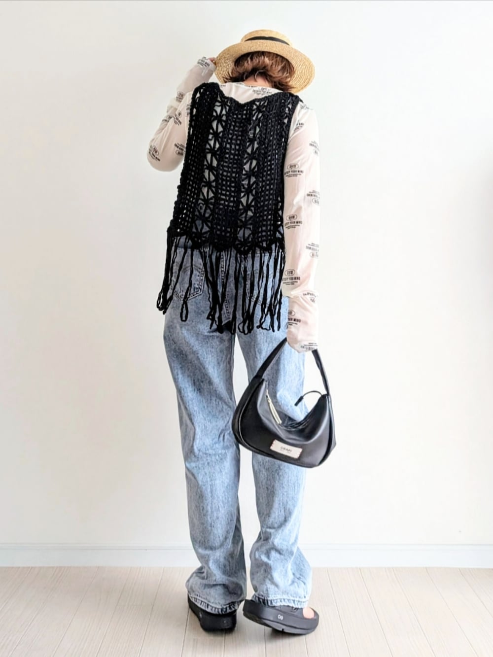 「やっぱり帽子が好き、麦わら帽子、白Tシャツ、サンダル、夏、シアートップス、ビスチェ、ベスト、デニム、モノトーン」｜「ROSE BUDの(OOFOS)<グリーンWEB限定カラー>Ooriginal（サンダル、ブラック系）」を使った、𝕪𝕦𝕚さん（骨格ウェーブ・レディース・155cm）の夏コーディネートの3枚目の写真