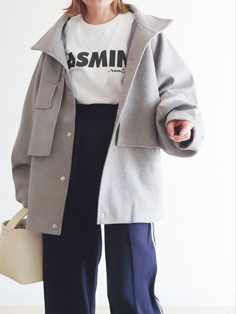 グレー系のその他アウター、ブルー系のその他パンツ、ホワイト系のTシャツ/カットソーを着用したレディースの秋コーディネートの5枚目の写真