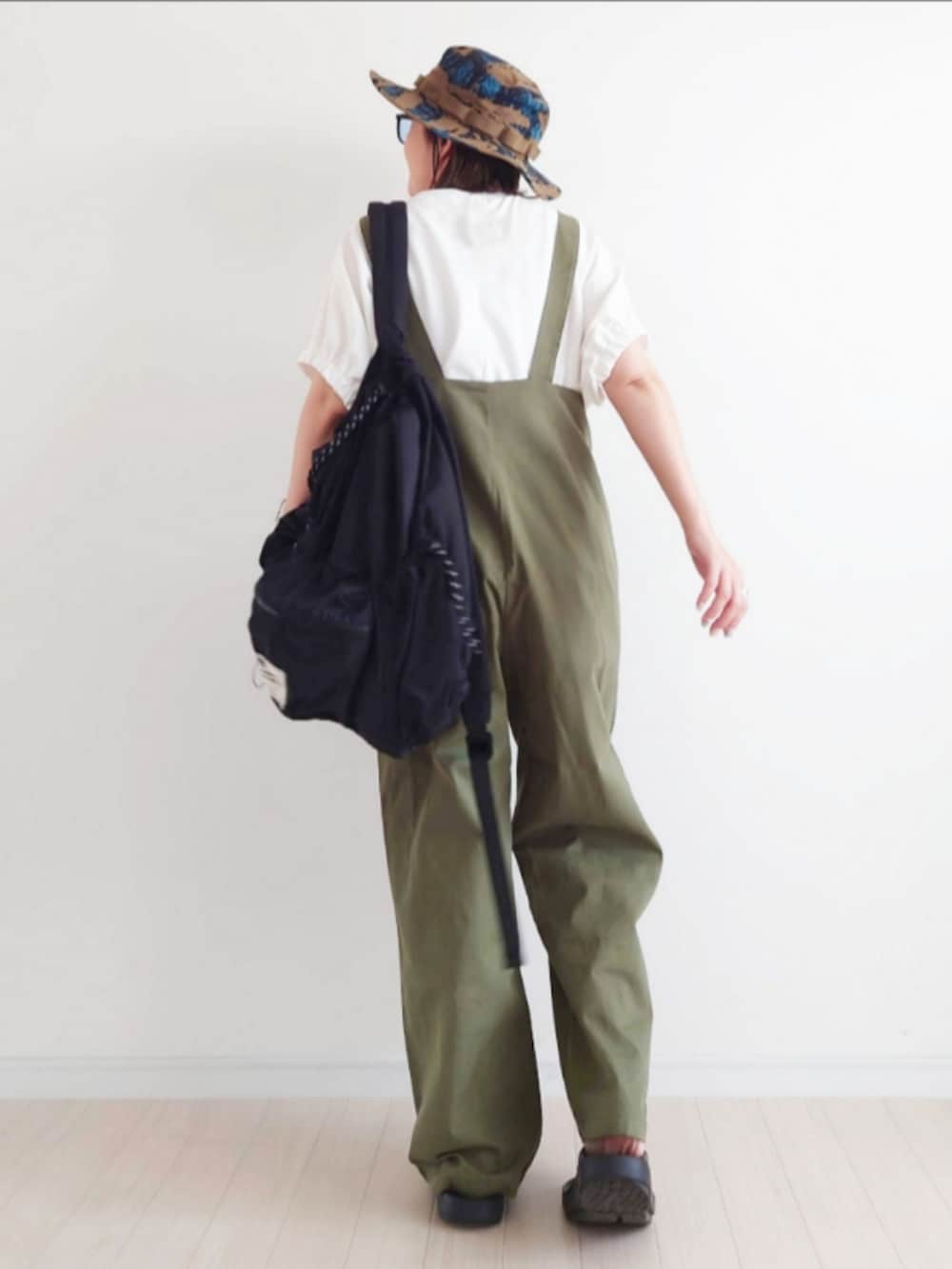 「CORNERSのCORNERS by yui ハイウエストツイルサロペット(サロペット/オーバーオール、グリーン系)」を使った、𝕪𝕦𝕚さん(レディース・155cm)の夏コーディネートの4枚目の写真