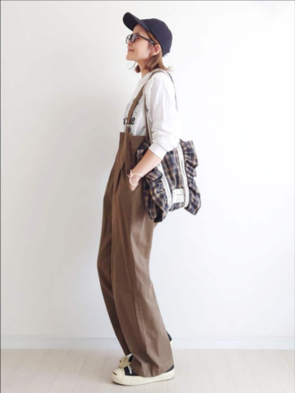「CORNERS by yui、corners、サロペット、オーバーオール、秋コーデ、チェック、ブラウン、スニーカー、ワントーンコーデ、アウトドアスタイル、低身長、サングラス、キャップ、プチプラ、トートバッグ」|「CORNERSのu.e.made*×CORNERS ハイウエストツイルサロペット(サロペット/オーバーオール、ブラウン系)」を使った、𝕪𝕦𝕚さん(レディース・155cm)の秋コーディネートの4枚目の写真
