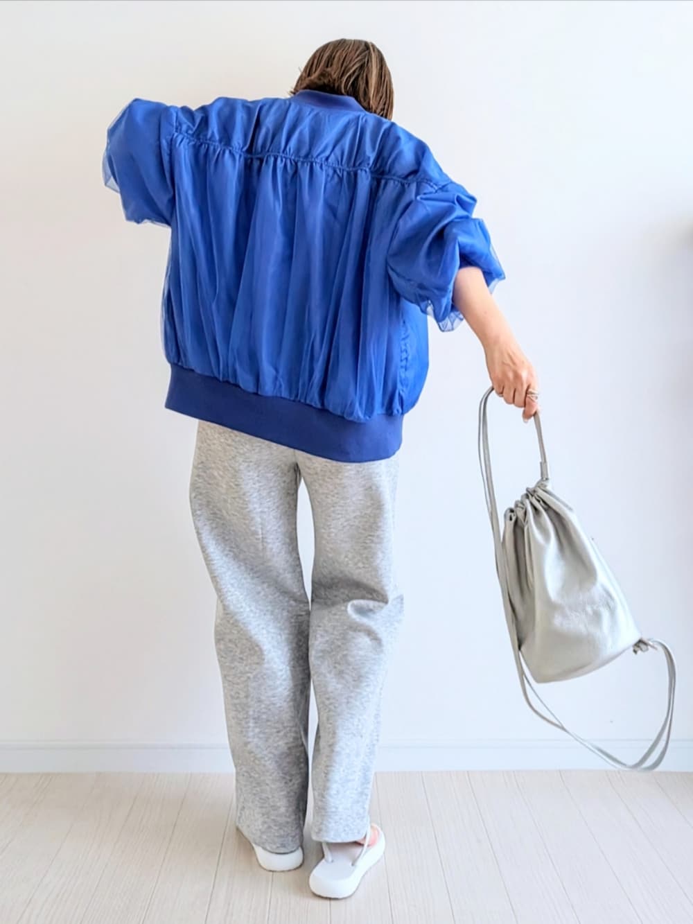 「CORNERS by yui、corners、チュール、シアートップス、ブルゾン、春アウター、ブルー、カラーコーデ、レイヤードスタイル、by legna、スウェットパンツ、スウェット、TIGORA、ビーチサンダル、プチプラ」｜「CORNERS by yuiの【CORNERS by yui】チュールレイヤードブルゾン（ブルゾン、ブルー系）」を使った、𝕪𝕦𝕚さん（骨格ウェーブ・レディース・155cm）の春コーディネートの3枚目の写真