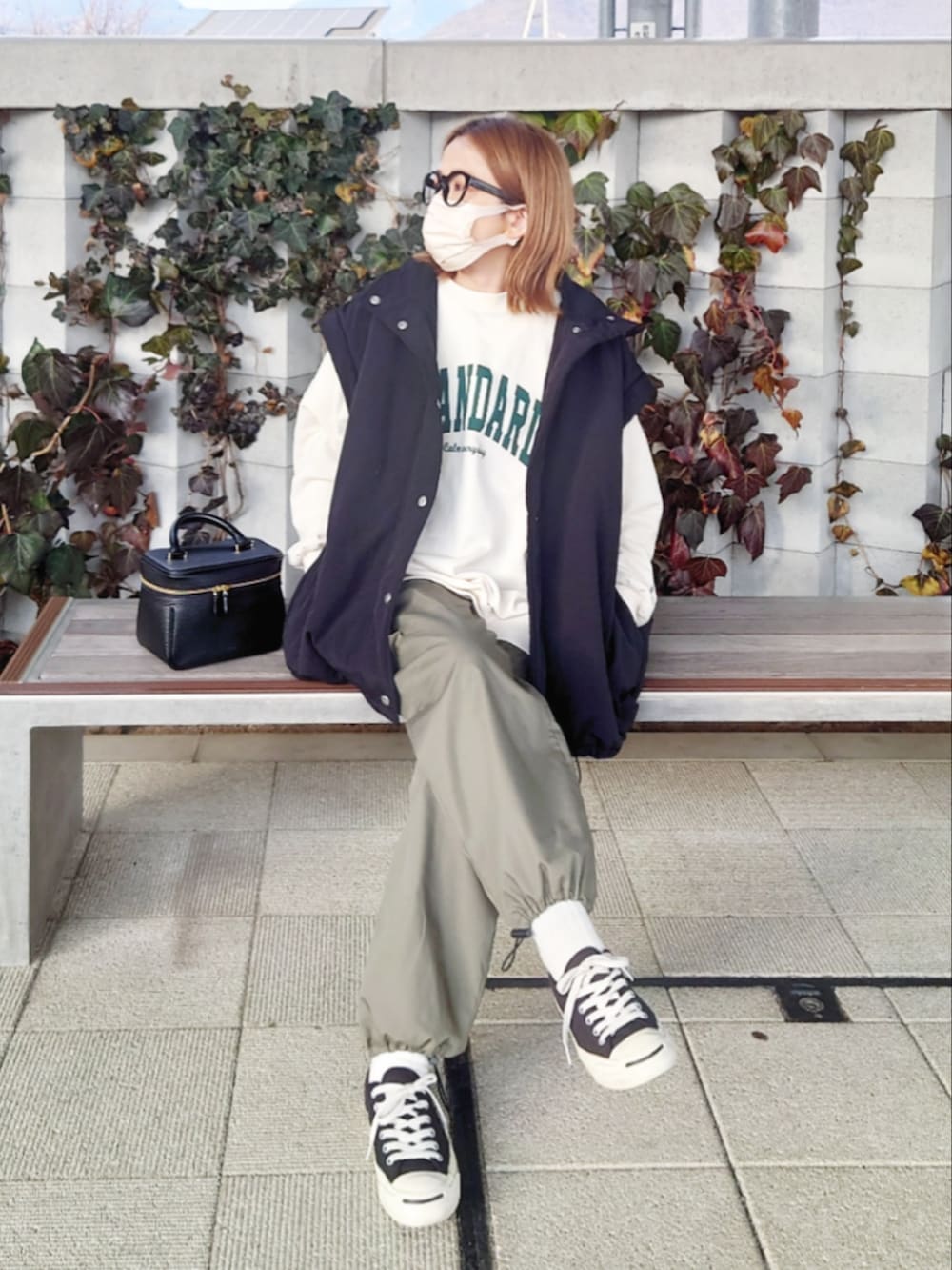 ブラック系のダウンジャケット/コート、ベージュ系のスウェット、グリーン系のカーゴパンツを着用したレディースの冬コーディネートの4枚目の写真