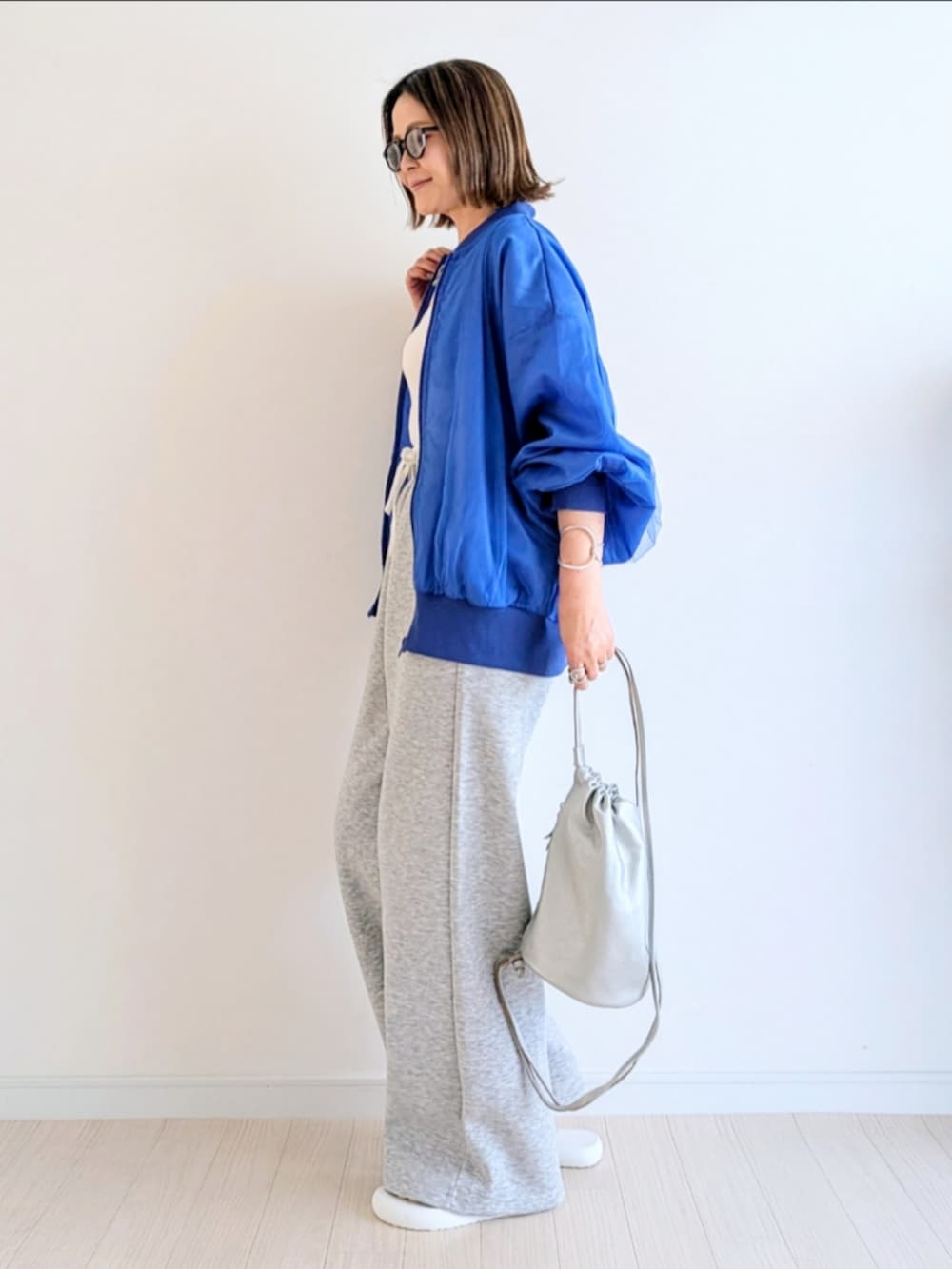 「CORNERS by yui、corners、チュール、シアートップス、ブルゾン、春アウター、ブルー、カラーコーデ、レイヤードスタイル、by legna、スウェットパンツ、スウェット、TIGORA、ビーチサンダル、プチプラ」｜「CORNERS by yuiの【CORNERS by yui】チュールレイヤードブルゾン（ブルゾン、ブルー系）」を使った、𝕪𝕦𝕚さん（骨格ウェーブ・レディース・155cm）の春コーディネートの2枚目の写真