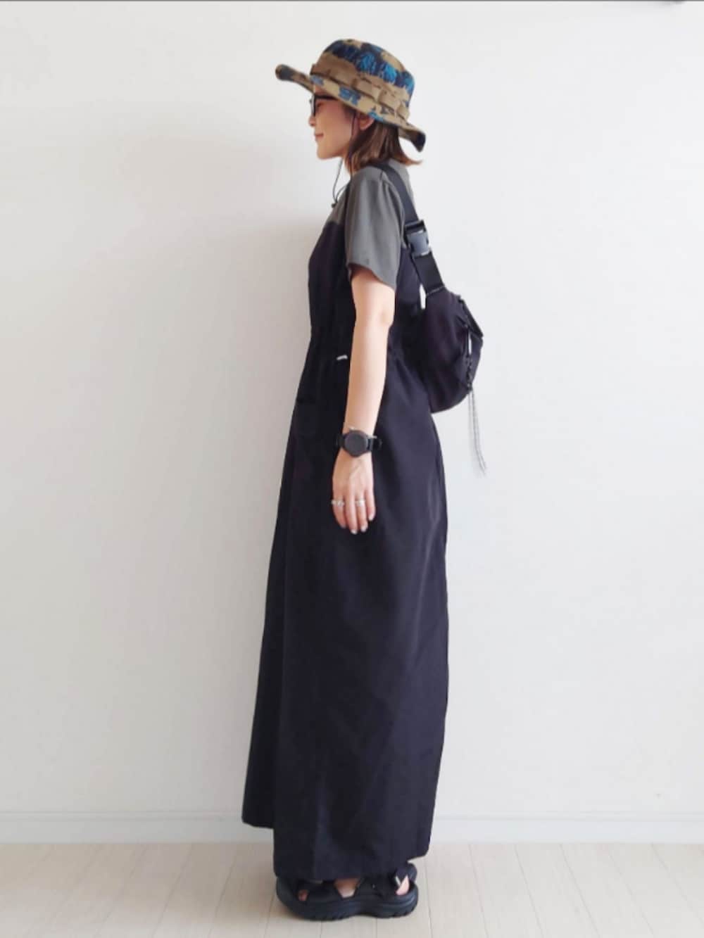 グレー系のワンピース、ブラック系のサンダル、ブラック系のボディバッグ/ウエストポーチを着用したレディースの夏コーディネートの2枚目の写真