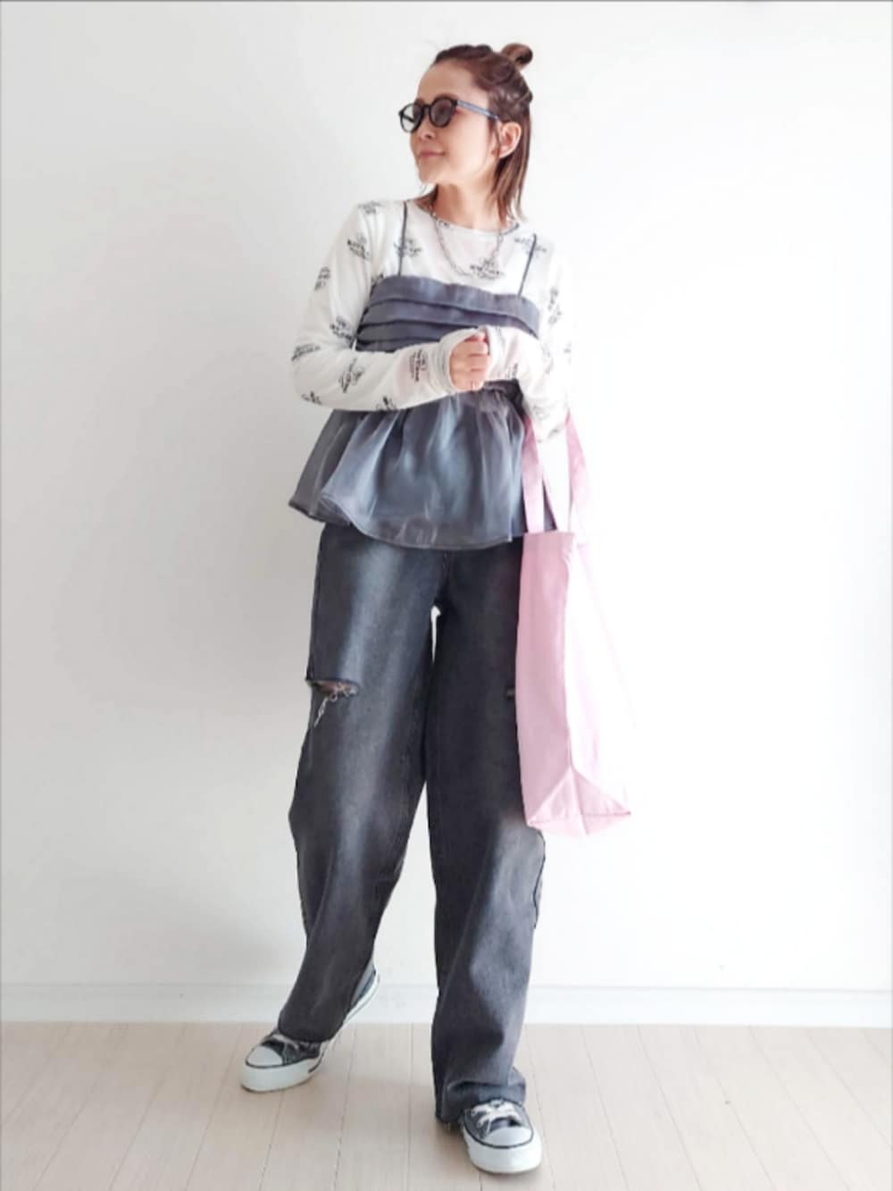 ホワイト系のTシャツ/カットソー、グレー系のキャミソール、ブラック系のデニムパンツを着用したレディースの春コーディネートの2枚目の写真