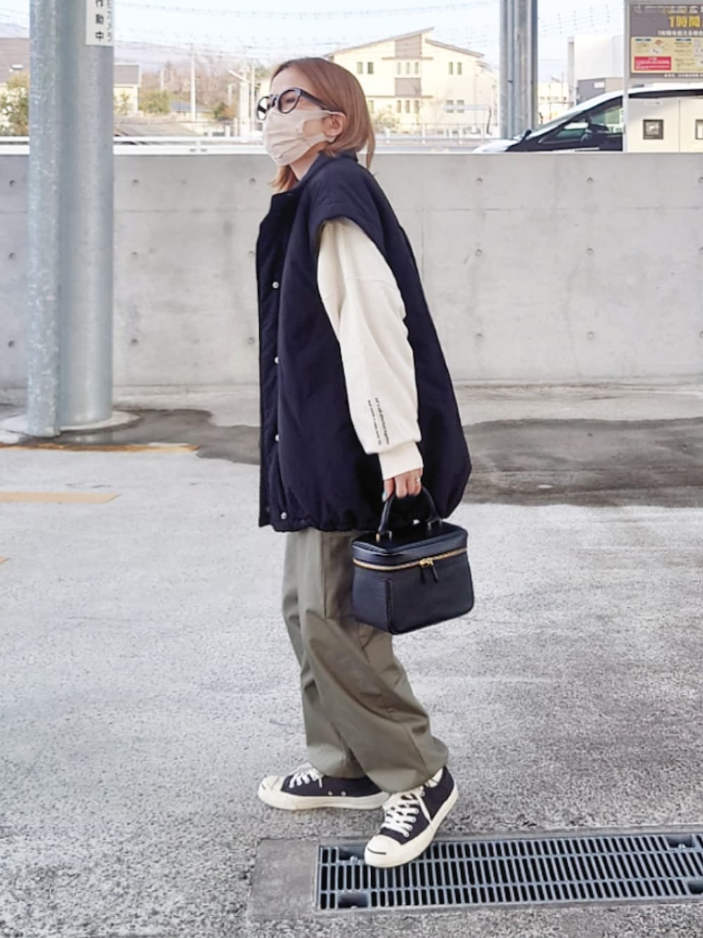 ブラック系のダウンジャケット/コート、ベージュ系のスウェット、グリーン系のカーゴパンツを着用したレディースの冬コーディネートの2枚目の写真