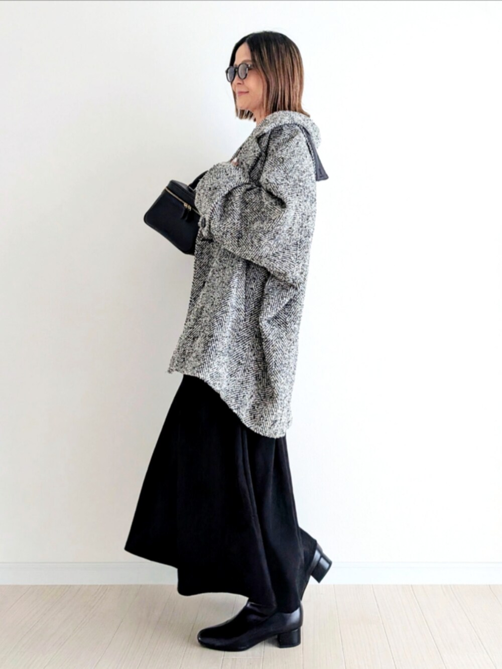 その他のピーコート、ホワイト系のTシャツ/カットソー、ブラック系のワンピースを着用したレディースの秋コーディネートの3枚目の写真