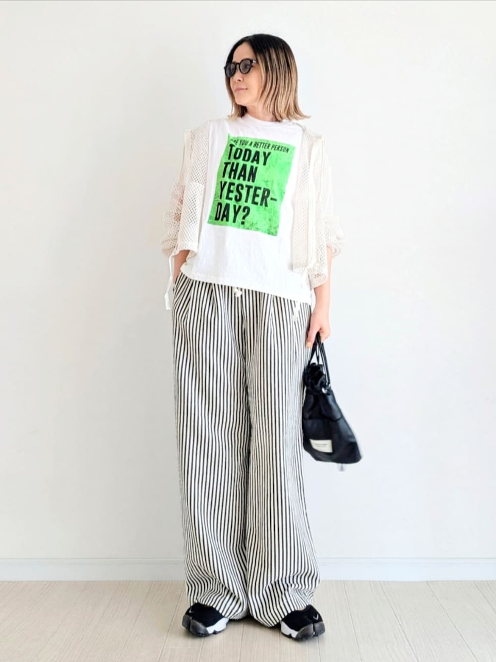 ブラック系のその他パンツ、ホワイト系のパーカー、ホワイト系のTシャツ/カットソーを着用したレディースの夏コーディネートの4枚目の写真