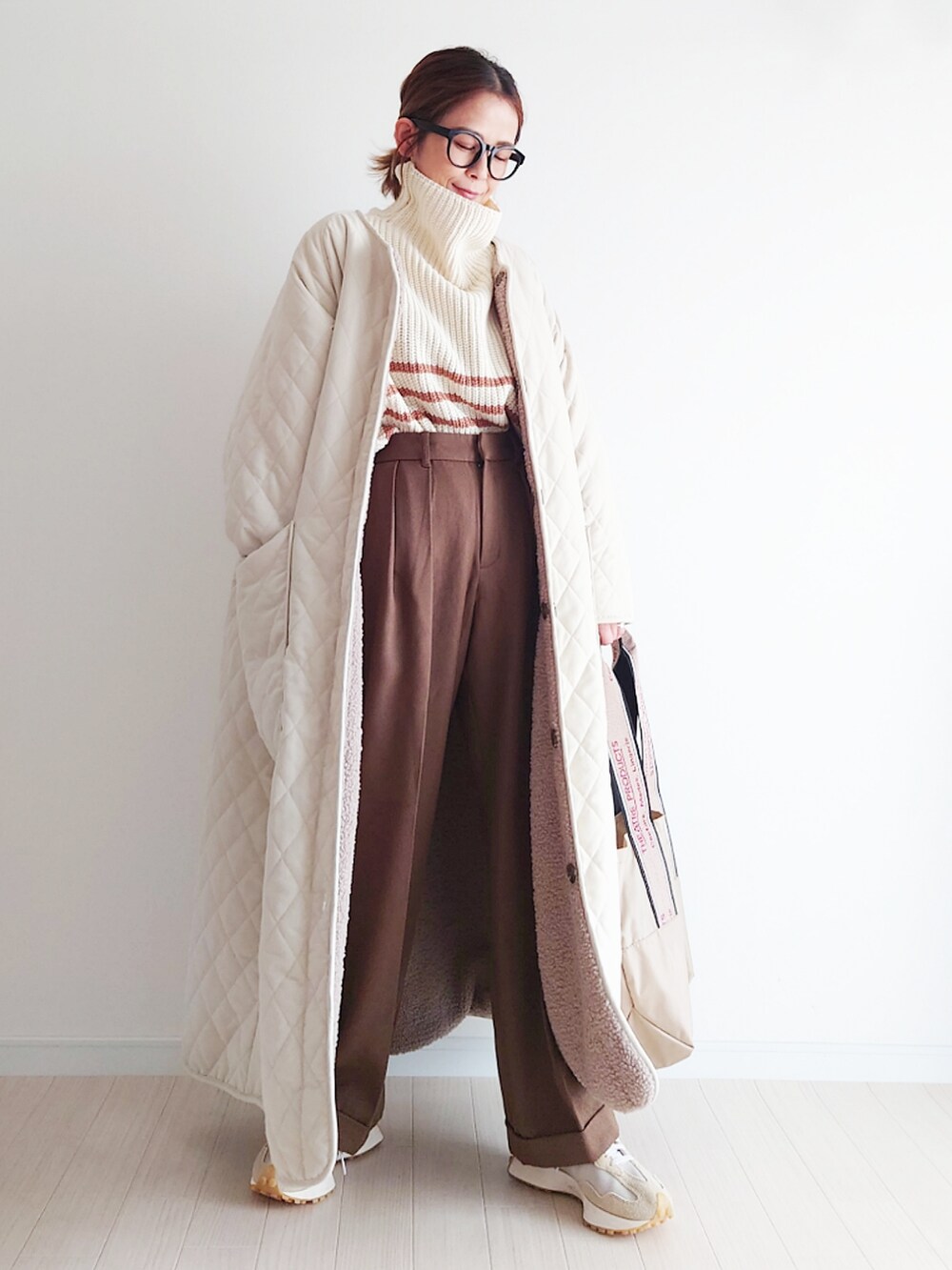「冬コーデ、RECTANGLE、ロングコート、ボアコート、キルティング、ワントーンコーデ、ニット、パンツコーデ、プチプラコーデ、ブラウン」｜「CORNERSのバルキーパネルボーダーニット（ニット/セーター、ベージュ系）」を使った、𝕪𝕦𝕚さん（レディース・155cm）の秋コーディネートの2枚目の写真