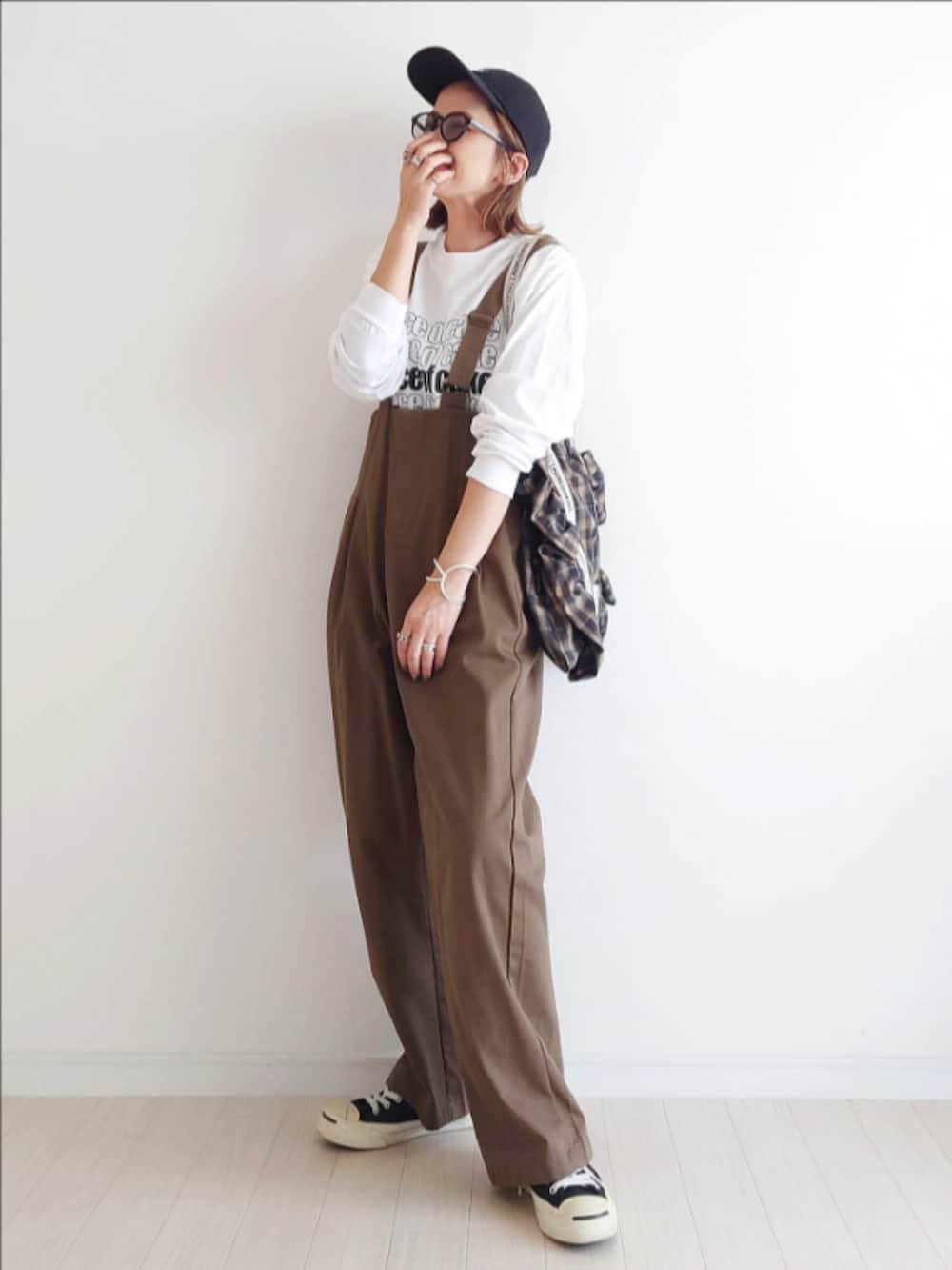「CORNERS by yui、corners、サロペット、オーバーオール、秋コーデ、チェック、ブラウン、スニーカー、ワントーンコーデ、アウトドアスタイル、低身長、サングラス、キャップ、プチプラ、トートバッグ」|「CORNERSのu.e.made*×CORNERS ハイウエストツイルサロペット(サロペット/オーバーオール、ブラウン系)」を使った、𝕪𝕦𝕚さん(レディース・155cm)の秋コーディネートの3枚目の写真
