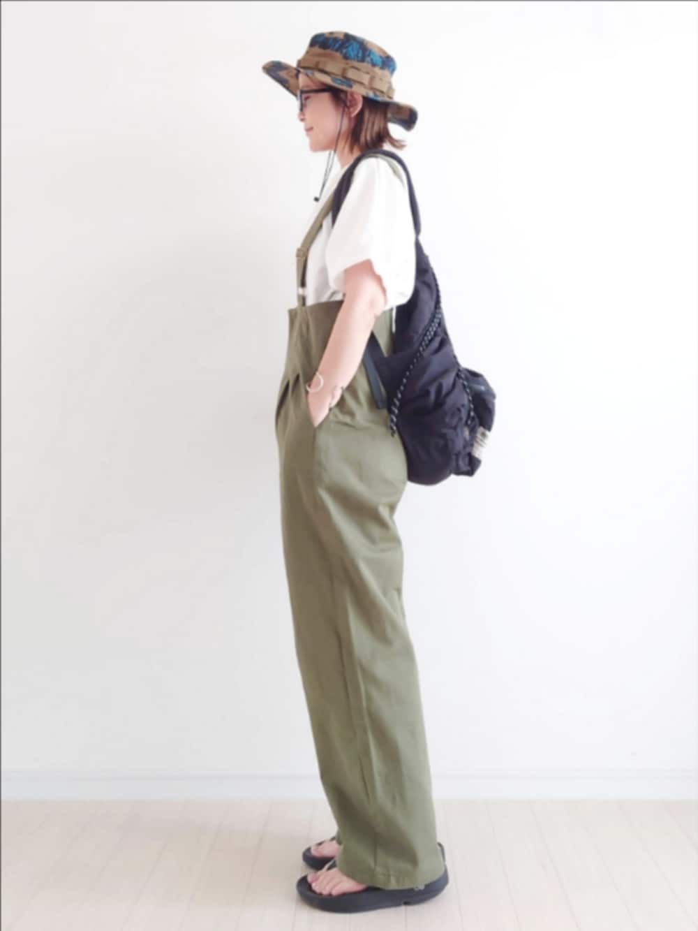 「CORNERSのCORNERS by yui ハイウエストツイルサロペット(サロペット/オーバーオール、グリーン系)」を使った、𝕪𝕦𝕚さん(レディース・155cm)の夏コーディネートの3枚目の写真